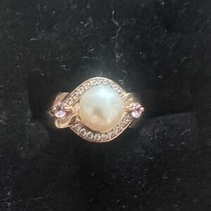Elegant Gold and Pearl Ring